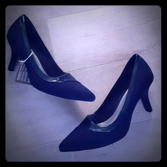 Nwt Navy Comfort Plus heels